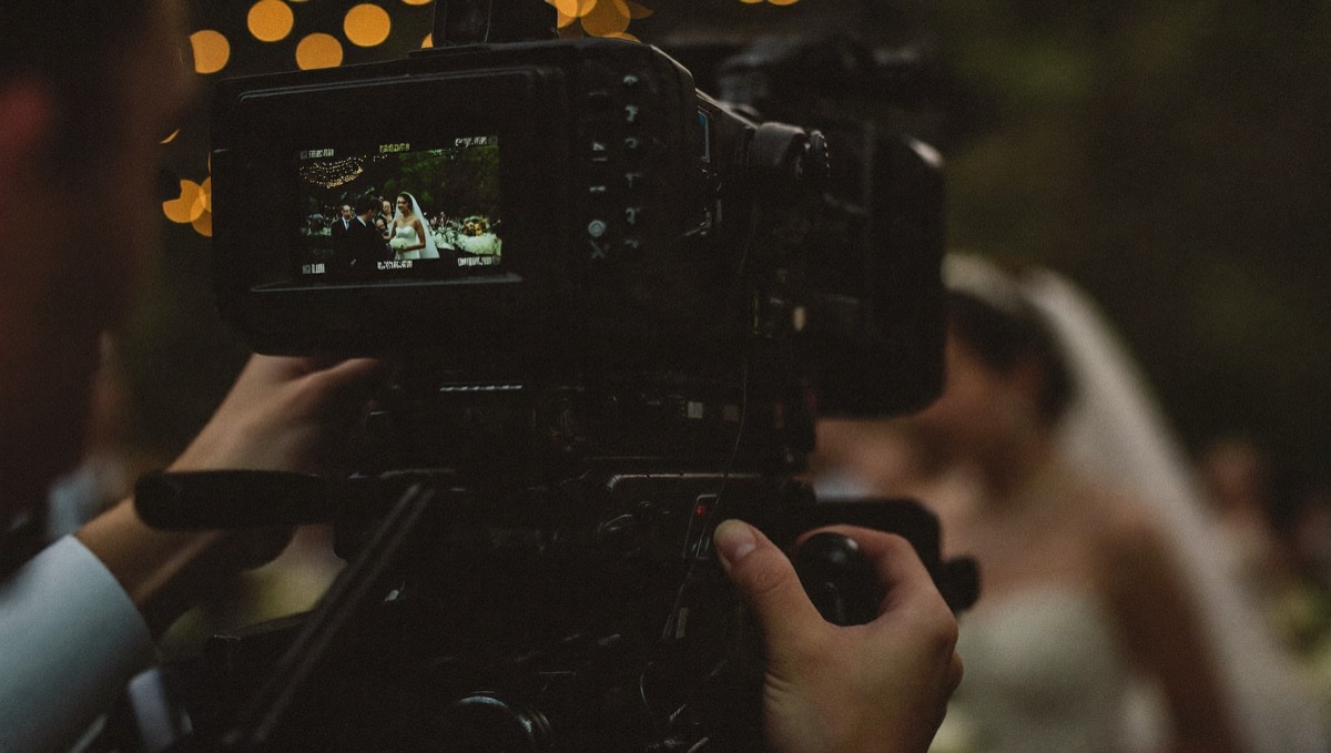 10 ključnih vprašanj, ki jih morate zastaviti poročnemu videografu